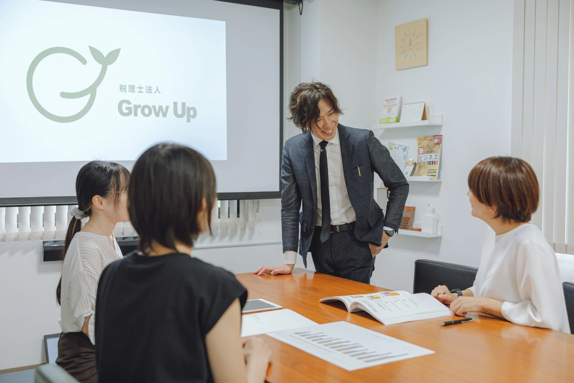 事務所で話している様子