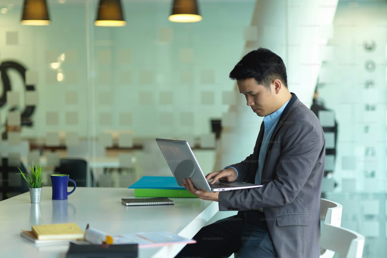 合同会社と株式会社はどちらで設立すべき?滋賀の税理士が費用・信頼性・社会保険で比較